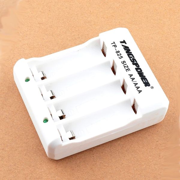 Зарядное устройство USB на 4 слота 825 Ni-Cd/Ni-MH AA / AAA 1.2 - 1.5V id_2355 фото