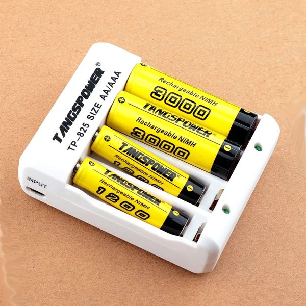 Зарядное устройство USB на 4 слота 825 Ni-Cd/Ni-MH AA / AAA 1.2 - 1.5V id_2355 фото