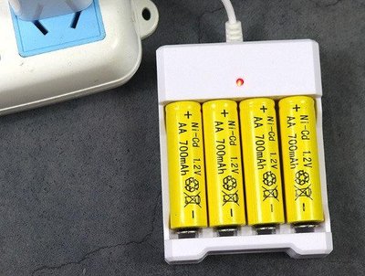 Комплект зарядное устройство + аккумуляторы 4шт 700mAh АA пальчик 1003752102 фото